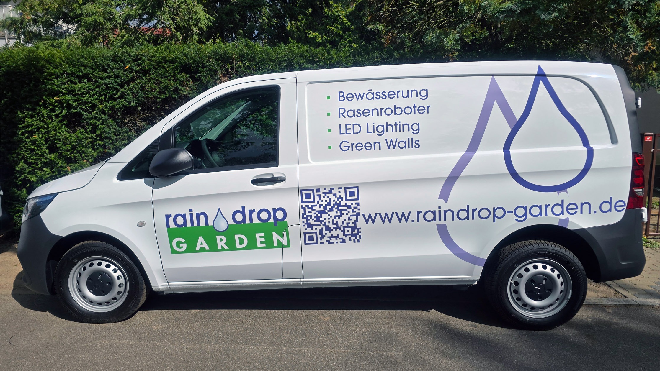 Titelbild Jobs bei raindrop & garden, zu sehen ist ein Firmenwagen mit Aufdruck